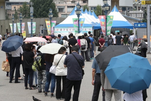  9일 오후 서울 중구 서울역광장에 마련된 임시선별진료소를 찾은 시민들이 코로나19 검체검사를 받기 위해 줄을 서 있다. /사진=뉴스1