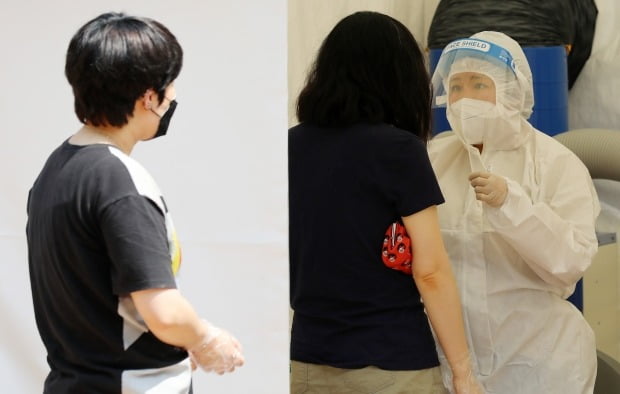 12일 오후 서울 마포구 홍익문화공원에 마련된 임시선별진료소에서 한 시민이 코로나19 검사를 받고 있다. /사진=뉴스1
