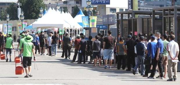 시민들이 17일 오전 서울역 광장에 마련된 중구 임시선별검사소에서 신종 코로나바이러스 감염증(코로나19) 검사를 받기 위해 줄을 서있다. /뉴스1