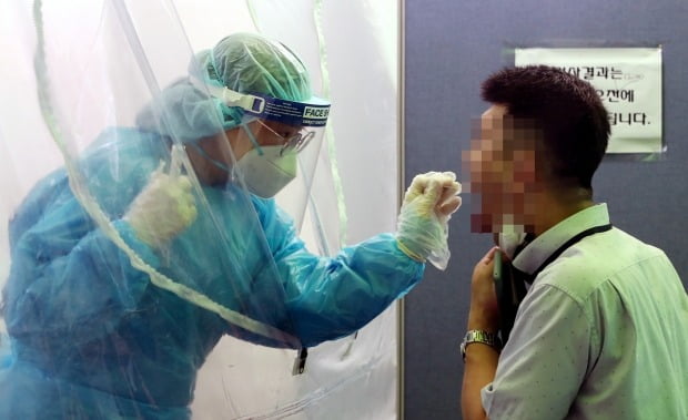 대전 서구 관저보건지소에 마련된 선별진료소에서 한 시민이 검사를 받고 있다. /사진=뉴스1