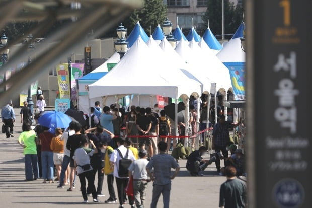 서울 중구 서울역광장에 마련된 신종 코로나바이러스 감염증(코로나19) 선별검사소를 찾은 시민들이 검사를 위해 줄 서 있다. /뉴스1