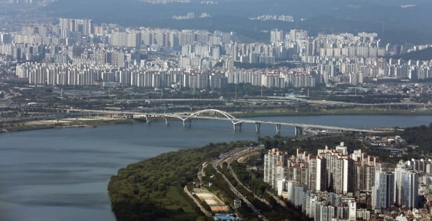 서울 송파구 롯데월드타워 전망대 서울스카이에서 바라본 아파트 밀집지역 전경. /뉴스1