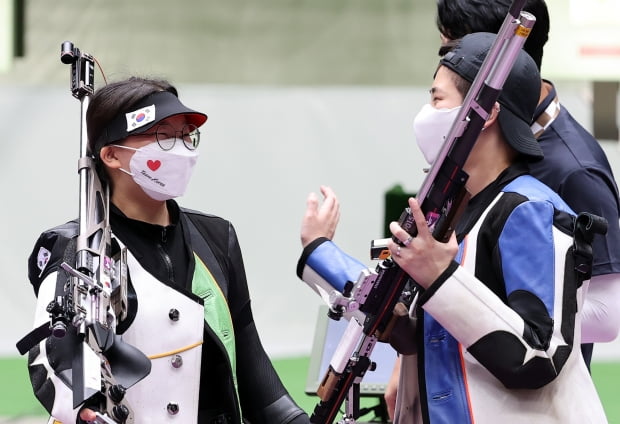 사격 대표팀인 권은지(왼쪽)와 박희문이 사격 10m 공기소총 여자 결선 경기에서 탈락한 후 서로 격려하고 있다. /사진=뉴스1