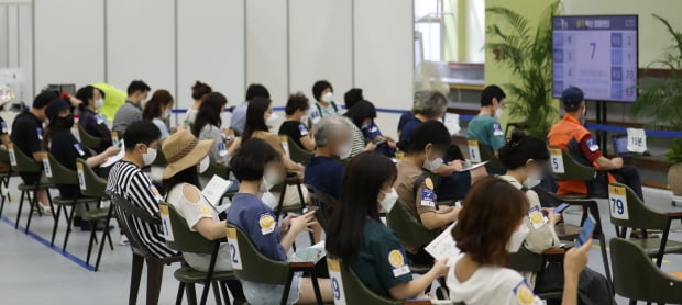 지난 26일 서울 중구 예방접종센터를 찾은 시민들이 백신접종을 마친 뒤 반응을 살피며 대기하고 있다.사진=뉴스1