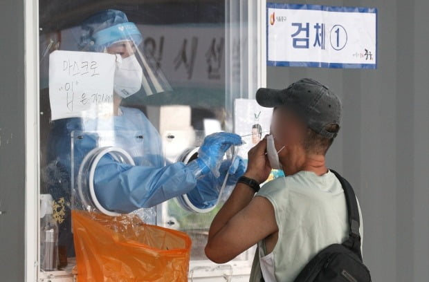 28일 오전 서울 중구 서울역광장에 마련된 신종 코로나바이러스 감염증(코로나19) 임시선별진료소에서 한 시민이 검사를 받고 있다. /사진=뉴스1