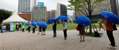 전국 흐리고 낮 35도 무더위…천둥·번개 동반 비 내리는 곳도