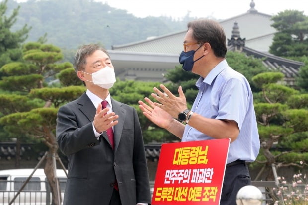 국민의힘 대권주자인 최재형 전 감사원장이 29일 오전 서울 청와대 분수대 앞에서 '드루킹 사건' 문재인 대통령의 사과를 촉구하는 1인 시위 펼치는 정진석 국민의힘 의원을 찾아 대화를 나누고 있다. 사진=뉴스1