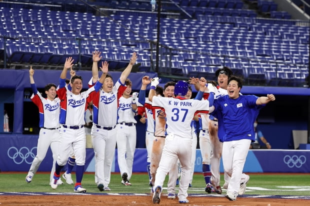 야구 대표팀 선수들이 29일 오후 일본 요코하마 스타디움에서 열린 '2020 도쿄올림픽' 대한민국과 이스라엘의 야구경기에서 승리를 거둔 후 기뻐하고 있다. /사진=뉴스1
