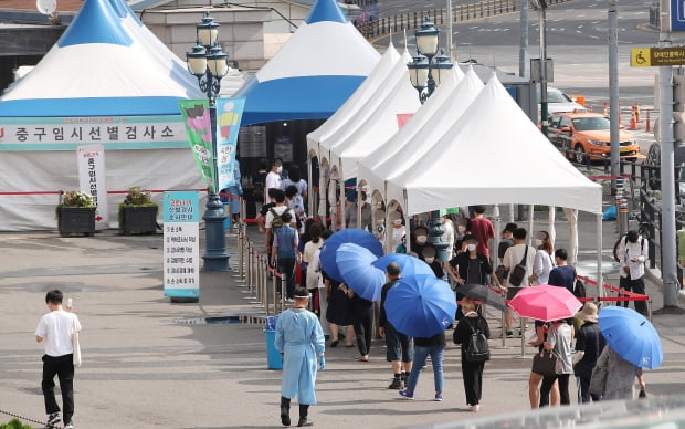 31일 오전 서울 중구 서울역 광장에 마련된 코로나19 임시선별검사소를 찾은 시민들이 길게 줄지어 대기하고 있다. 사진=뉴스1