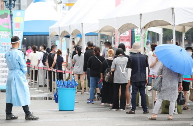 31일 오전 서울 중구 서울역 광장에 마련된 코로나19 임시선별검사소를 찾은 시민들이 길게 줄지어 대기하고 있다. 사진=뉴스1