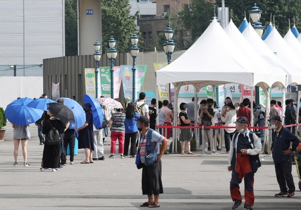 31일 오전 서울 중구 서울역 광장에 마련된 코로나19 임시선별검사소를 찾은 시민들이 길게 줄지어 대기하고 있다. 사진=뉴스1