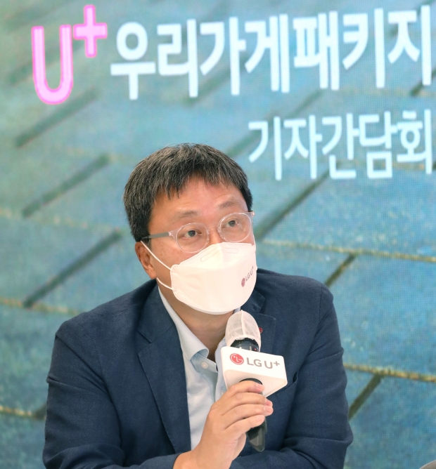 “소상공인도 LG U+ 찐팬으로”... LG유플러스, 백종원과 손잡고 요식업 특화 상품 출시