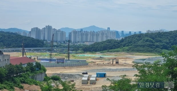 세종자이 더 시티 공사현장과 멀리보이는 세종시 아파트들. /  사진=이송렬 기자