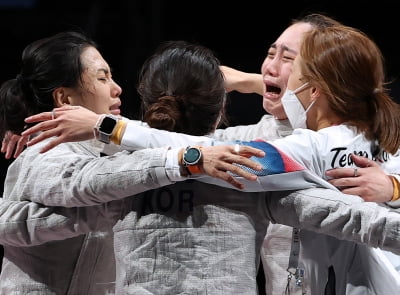 文대통령 "국민께 기쁨과 용기 줘"…女펜싱 사브르 대표팀에 축전