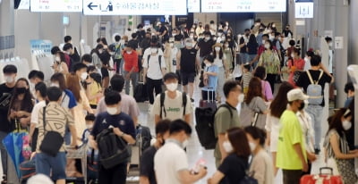 본격 휴가철, 붐비는 김포공항