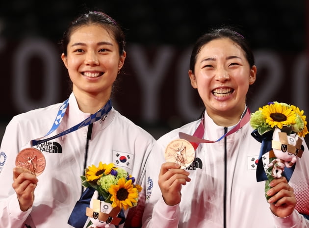 김소영-공희용이  2일 일본 무사시노노모리 종합 스포츠플라자에서 열린 배드민턴 여자 복식 시상식에서 동메달을 들어 보이고 있다. 연합뉴스