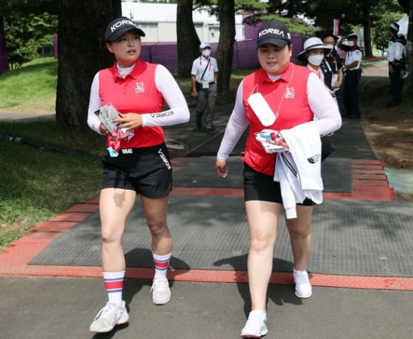 박인비(오른쪽)와 고진영이 2일 일본 가스미가세키CC에서 기자회견 후 연습을 위해 이동하고 있다. 연합뉴스