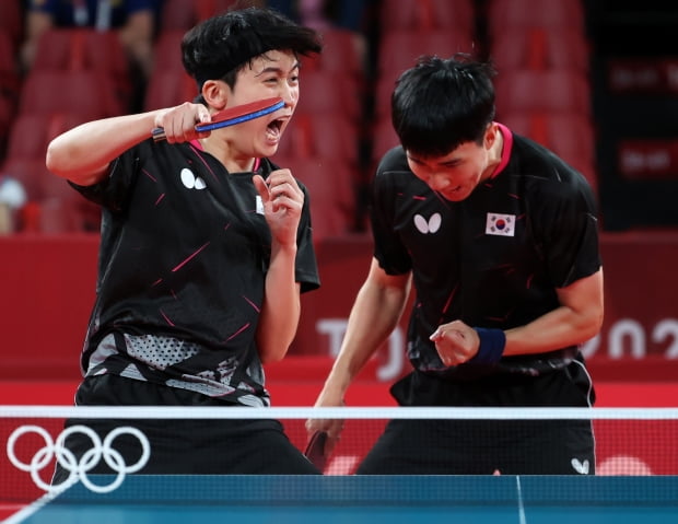 2일 일본 도쿄체육관에서 열린 남자 탁구 단체전 8강 한국 대 브라질과 경기. 복식에 출전한 정영식과 이상수가 득점 후 환호하고 있다. 사진=연합뉴스