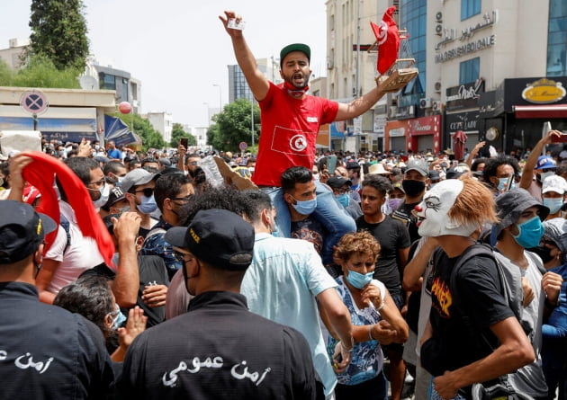 튀니지의 반정부 시위자들. 출처=로이터통신