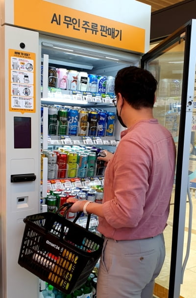 [한경엣지] AI카메라·무게감지 센서…혁신기술 집합체인 편의점 '무인 주류 자판기'