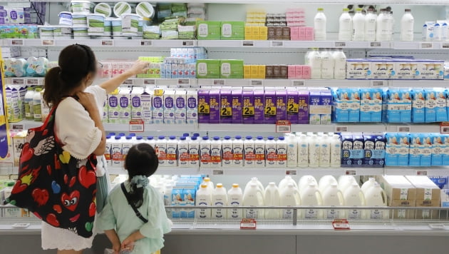 "가장 비싼 우유 먹는 한국인"…우윳값 놓고 벌어진 설전 [강진규의 농식품+]