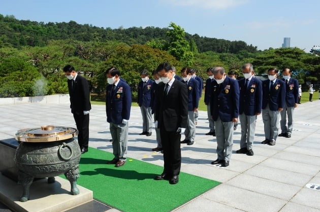 재향군인회 회장단 및 간부들이 제66회 현충일을 앞두고 지난 6월 4일 오전 서울 동작동 국립서울현충원을 찾아 현충탑에 참배하고 있다./ 재향군인회 제공