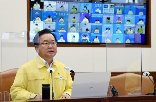  김부겸 국무총리가 4일 오전 서울 종로구 정부서울청사에서 열린 코로나19 중앙재난안전대책본부 회의에 참석해 모두발언을 하고 있다. 뉴스1