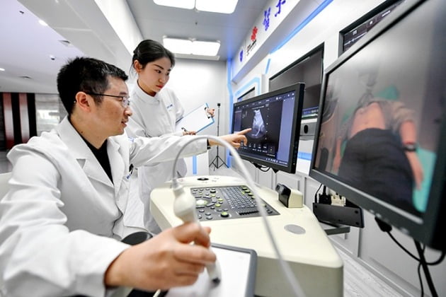 중국 저장성 후저우의 의료진들이 원격 초음파 검사를 하고 있다. VCG 제공