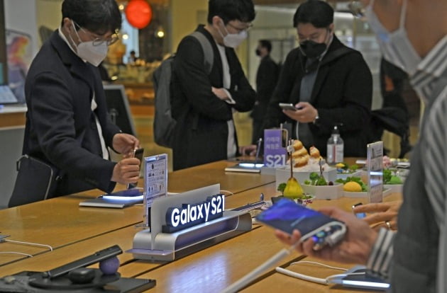 서울 서초구 삼성딜라이트샵을 찾은 소비자들이 갤럭시 S21 시리즈를 살펴보는 모습 / 사진=김영우 기자