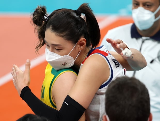 6일 일본 아리아케 아레나에서 열린 도쿄올림픽 여자 배구 한국과 브라질의 준결승전. 한국의 김연경이 경기 종료 후 브라질 주장 나탈리아 페레이라와 포옹하고 있다. 사진=연합뉴스