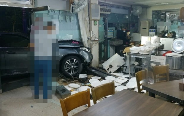 음주운전 차량이 식당으로 돌진한 모습. 다행히 인명피해는 발생하지 않았다. /사진=연합뉴스