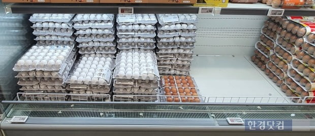 지난 9일 서울 마포구 한 대형마트의 계란 매대에 미국산 흰색 계란이 쌓여있다. [사진=이미경 기자]