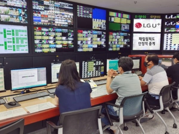LG유플러스는 일본에서 열린 올림픽 기간동안 ‘국제방송중계망’을 단독으로 제공하고, 오는 24일부터 열릴 패럴림픽에도 국내 지상파방송사의 중계방송을 지원한다고 9일 밝혔다. 사진은 안양방송센터에서 올림픽 기간 중 LG유플러스의 직원들이 방송중계서비스를 지원하고 있는 모습/사진제공=LG유플러스