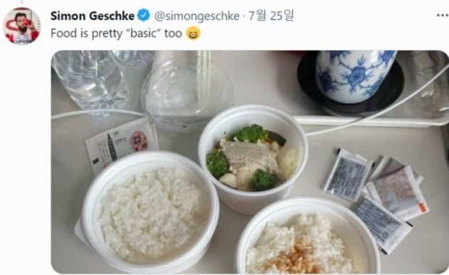 코로나 확진 판정을 받고 도쿄 호텔에서 자가격리를 한 독일 사이클 국가대표 사이먼 게쉬케(35) 지난달 25일 제공받은 식사 사진을 공개했다. /사진=사이먼 게쉬케 SNS
