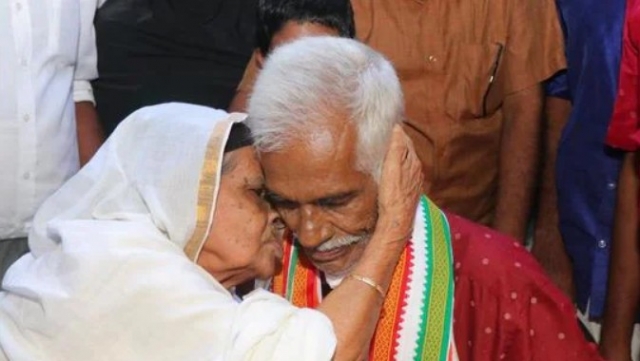 1976년 뭄바이 여객기 추락 사고로 인해 사망한 것으로 추정됐던 시자드 탕갈(70)이 사고 45년 만에 집으로 돌아와 어머니 파티마 비비(91)와 포옹하고 있다. / 사진=힌두스탄 타임즈