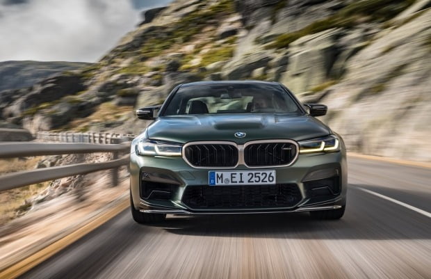 BMW 샵 온라인의 8월 한정판으로 뉴 M5 CS가 등장한다. 사진=BMW