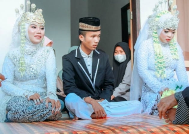 인도네시아의 코릭 악바르(가운데)는 결혼 상대인 누르 쿠스눌 코티마(왼쪽)와 전 여자친구인 유아니타 루리와 동시에 결혼했다./사진=타임즈나우뉴스