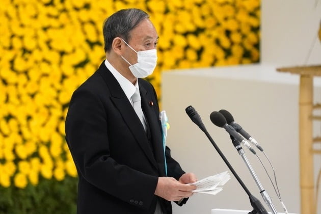 스가 요시히데 일본 총리가 일본에서 '태평양전쟁 종전일'로 기념하는 15일 도쿄에서 열린 '전국전몰자추도식'에서 연설하고 있다./ 연합뉴스