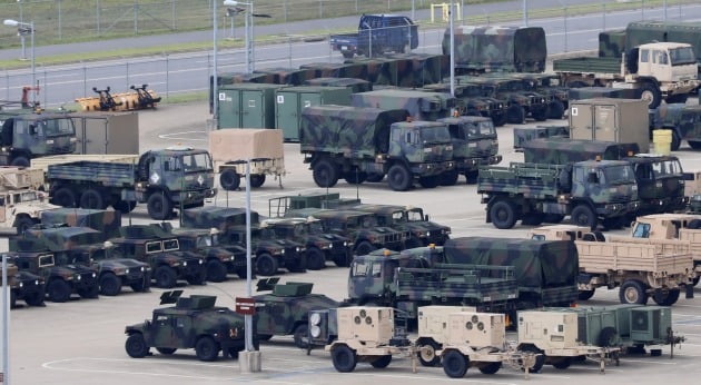 한미연합군사훈련의 '사전연습'격인 위기관리참모훈련(CMST)이 시작된 지난 10일 경기 평택시 캠프 험프리스에 미군 군용트럭들이 주차돼 있다./ 뉴스1
