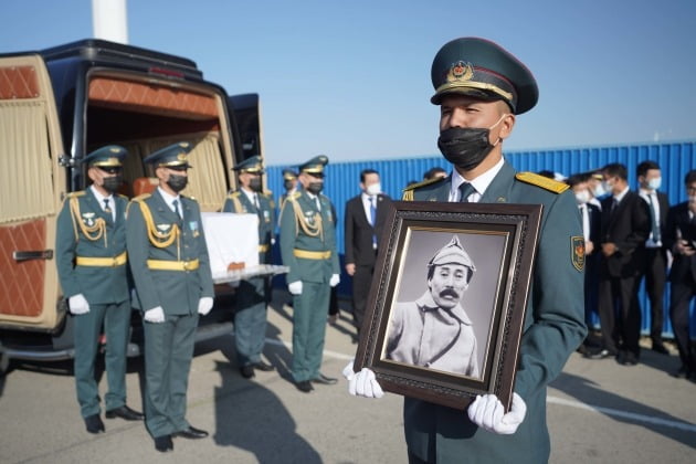 카자흐스탄 즐오르다 공항에서 한국으로 봉환되는 홍범도 장군의 유해를 카자흐스탄 의장대가 운구하고 있다.(청와대 제공)2021.8.15