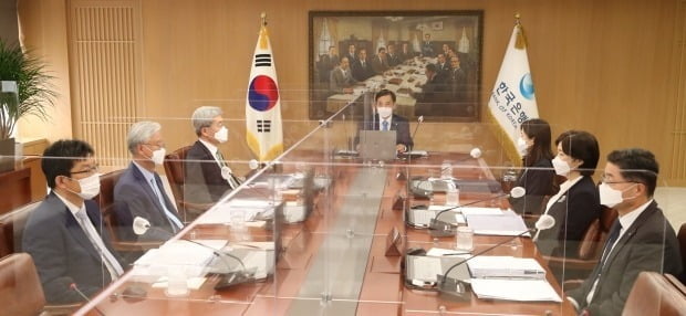 이주열 한국은행 총재가 15일 오전 서울 중구 한국은행에서 금융통화위원회 본회의를 주재하고 있다 사진=한국은행 제공