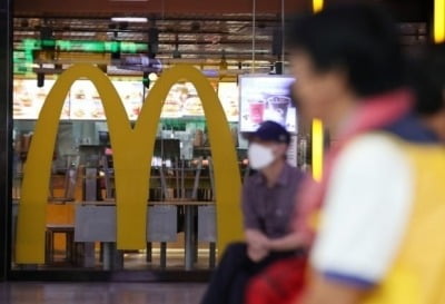 '유효기간 스티커갈이 논란' 맥도날드…경찰 수사 받는다