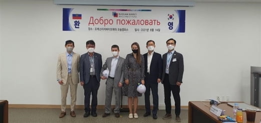 스푸트니크 백신 계약을 위한 사전점검 회의 모습. 블라디미르 스빈초프 RDIF 계약담당 이사(왼쪽에서 3번째)과 스베틀라나 바에바 RFID(왼쪽에서 4번째). 사진 제공=프레스티지바이오파마