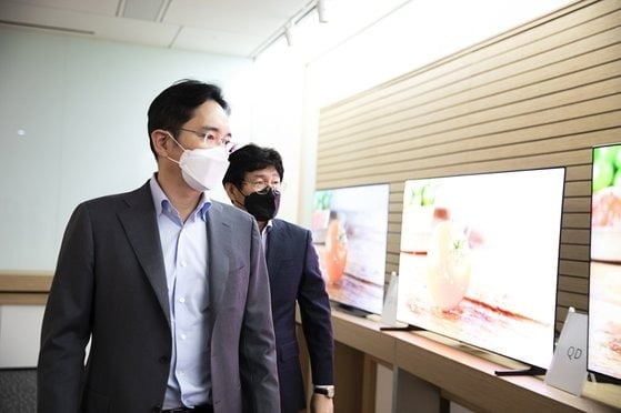 이재용 삼성전자 부회장이 지난해 3월 충남 아산 삼성디스플레이 사업장을 방문해 QD 올레드 기반 TV 시제품을 살펴보고 있다. 사진= 삼성전자.