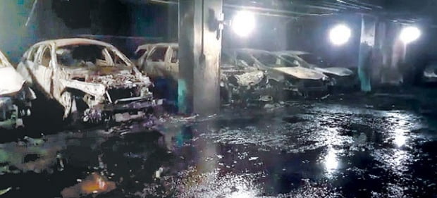 11일 충남 천안 불당동의 한 아파트 지하주차장에 세워진 출장 세차 승합차 화재로 차량 600여대가 피해를 입었다. 사진=뉴스1