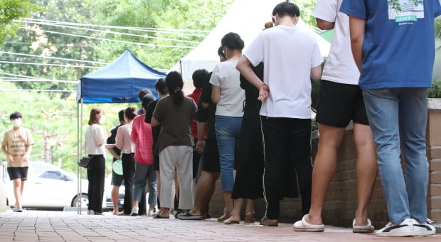 18일 오후 대구 달서구보건소 선별진료소에서 많은 시민들이 줄지어 신종 코로나바이러스 감염증(코로나19) 진단검사를 기다리고 있다. 사진=뉴스1