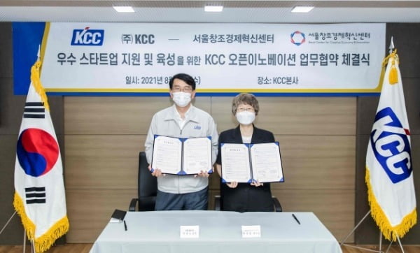이웅노 KCC 경영전략부문장(사진 왼쪽)이 서울창조경제혁신센터 황윤경 센터장과 서울 서초동 KCC 본사에서 18일 스타트업 지원 업무협약(MOU)을 체결했다. 사진=KCC