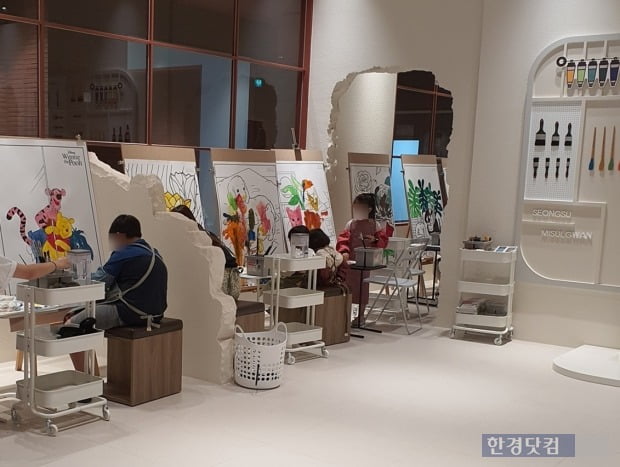 롯데백화점 동탄점에 위치한 드로잉 카페 '성수 미술관'에서 아이들이 그림을 그리고 있다. [사진=이미경 기자]