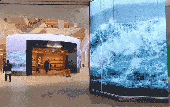 롯데백화점 동탄점 1층에 설치된 미디어아트 작품. [영상=이미경 기자]