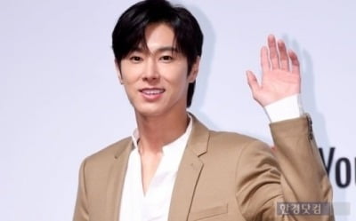 '유흥주점 출입 논란' 유노윤호, 동화 작가 된다